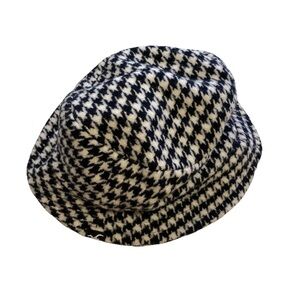 Hollister Black and White Houndstooth Hat